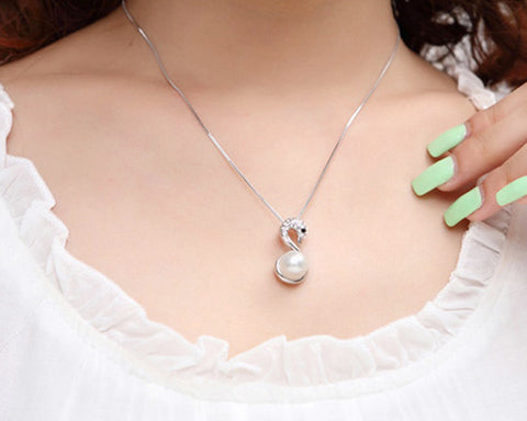 Chic Swan Pearl White Crystal Necklace